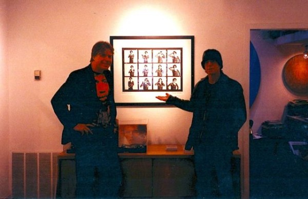 Lou Reed with gallery director Chris Murray enjoying Mick Rock’s contact sheet images of Reed. © Govinda Gallery Archive.