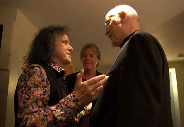 Donovan talking with the great bass player Danny Thompson with Chris Murray looking on, 2011. ©  Virgilio Fino.
