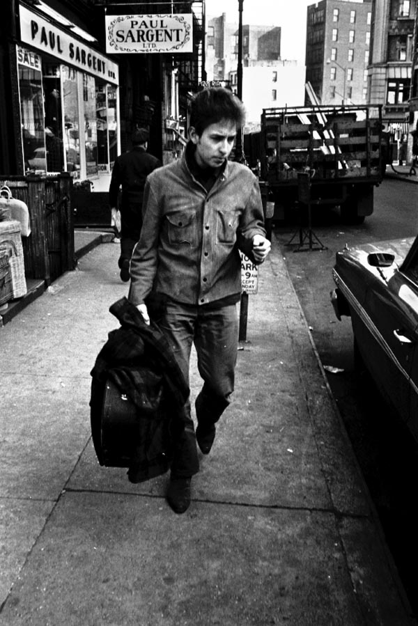 Bob Dylan catching a taxi in Greenwich Village, 1964. © Ted Russell.